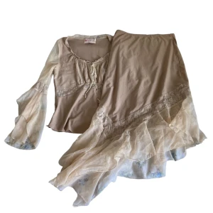 Fairy set - Långärmad tröja med lågmidjad kjol. Står storlek 40 men sitter som en 36/38. Kontakta vid intresse <3