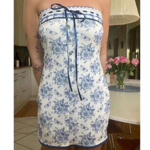 Klänning - Säljer denna supersöta klänning som endast är testad då jag råka köpa 2😅 Den är storlek S men är extremt stretchig så skulle till och med passa bättre på en M❤️