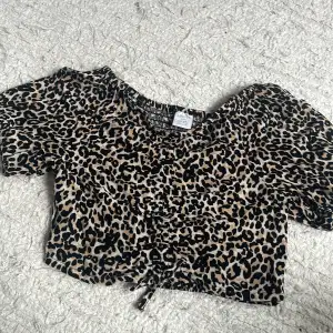 Leopard mönstrad mag tröja, fint skick. Jag säljer den pågrund av att den inte passar längre!❤️❤️