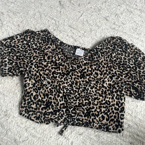 Leopard mat tröja - Leopard mönstrad mag tröja, fint skick. Jag säljer den pågrund av att den inte passar längre!❤️❤️