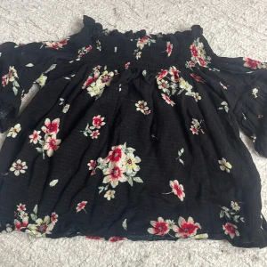 Blommig axeltröja  - Fin blommig axeltröja, fint skick och väldigt mysig! Skön och luftig och perfekt för sommaren!❤️