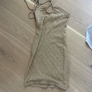 Sommarklänning - En super fin sommar/fest klänning som jag redan har i flera olika färger