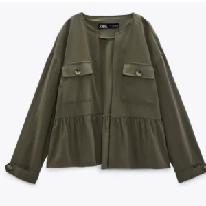 Zara jacka - Trendig zara jacka, tunt material så passar perfekt till våren och sommaren!💋Är i väldigt bra skick!