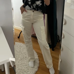 Cargopants - Ett par cargopants från Stradivarius, endast använda 1 gång☁️