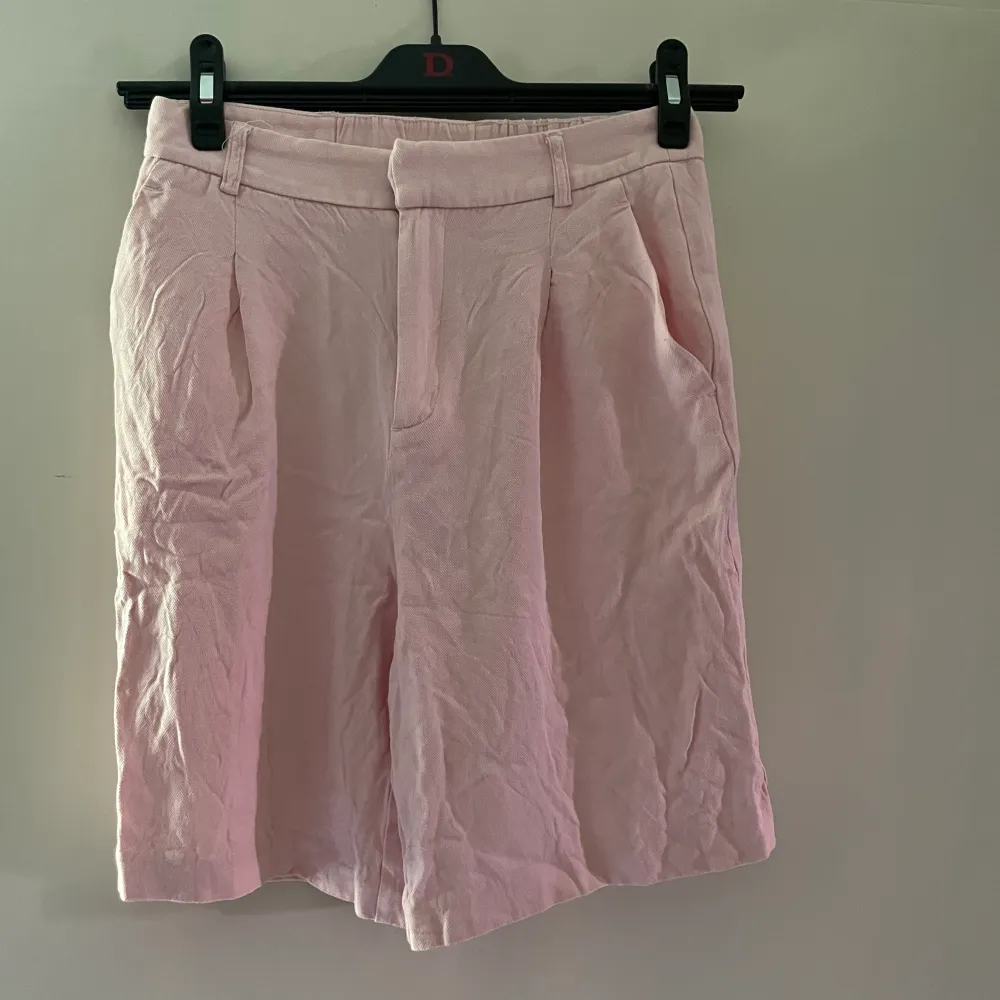 Ljust rosa skjorts från BIKBOK Tunnt material som faller fint. . Shorts.