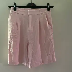 Ljust rosa skjorts från BIKBOK Tunnt material som faller fint. 