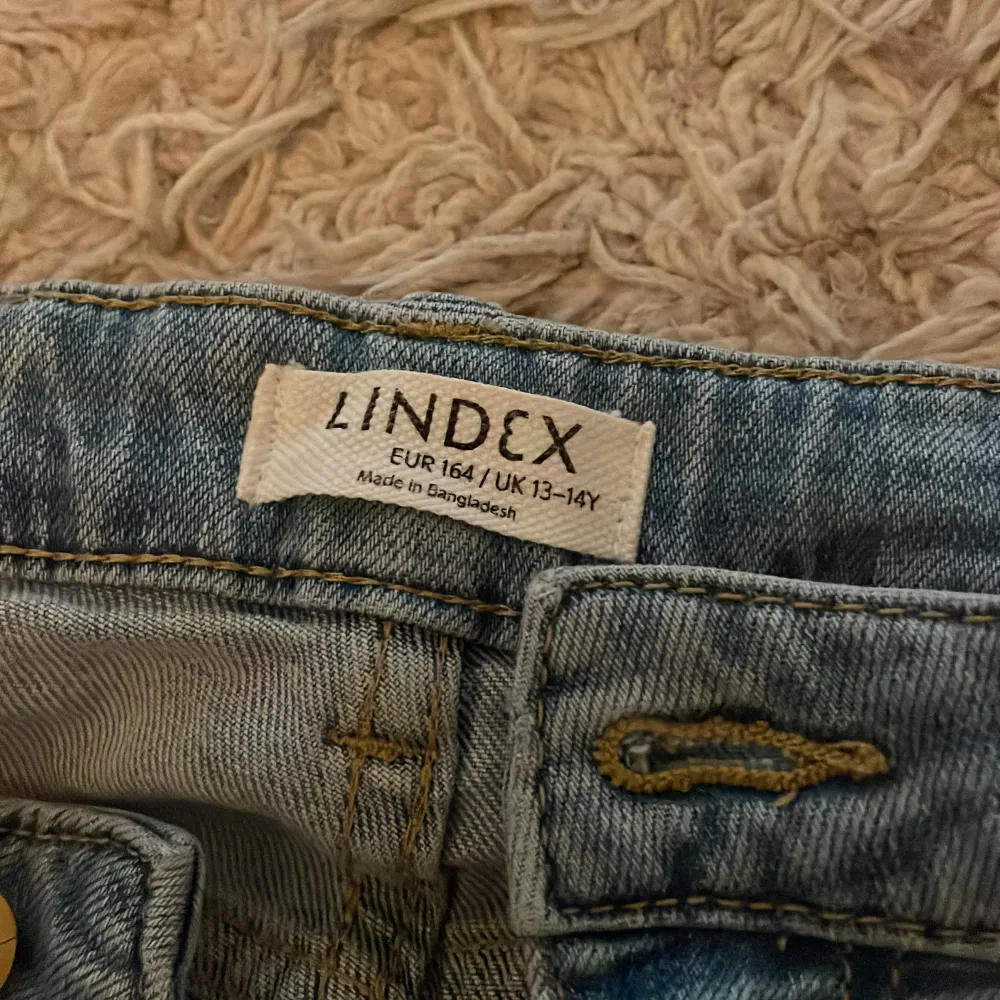 Säljer jeans från lindex storlek 164 (passar xs o xxs o till o me S). Säljer pga inte min stil. Utöver det är de sååå snygga!. Jeans & Byxor.