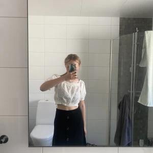 Vit fin midsommar topp - Vacker fin midsommar topp, oanvänd funkar perfekt till midsommar små blommor på som tryck💘