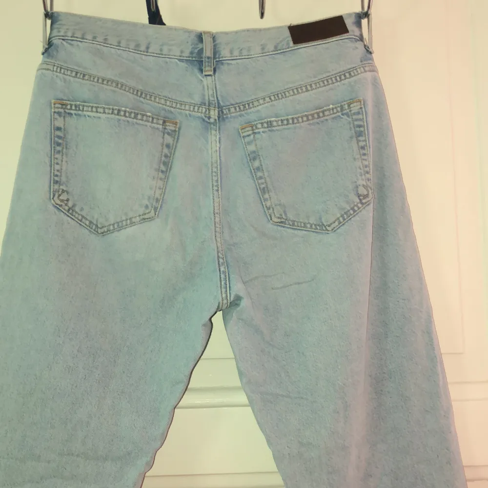ljusblå jeans från bikbok som inte säljs längre. De är straight fit och väldigt sköna. . Jeans & Byxor.