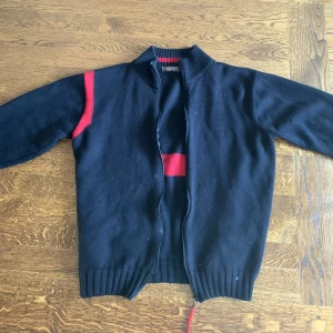 Prada Vintage fleece - Prada Vintage Fleece i storlek L, aldrig använt pga för stor.