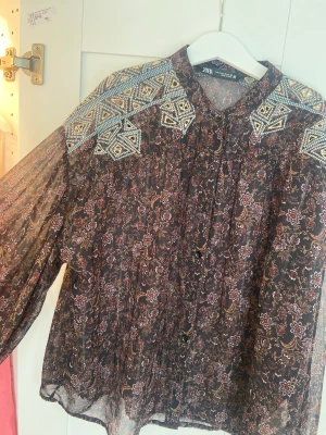 Zara blus  - Säljer denna super fina zara blus då den inte kommer till användning💕