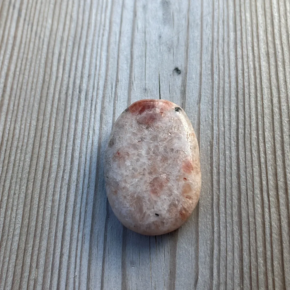 Solsten No worry sten som vill komma till ett nytt hem. No worry stones är lite större kristaller man kan ha i handen i meditation. Solstenen sägs kunna hjälpa dig att hantera stress bättre samt rädsla. 4cm lång . Övrigt.