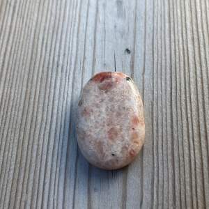 Solsten No worry sten som vill komma till ett nytt hem. No worry stones är lite större kristaller man kan ha i handen i meditation. Solstenen sägs kunna hjälpa dig att hantera stress bättre samt rädsla. 4cm lång 