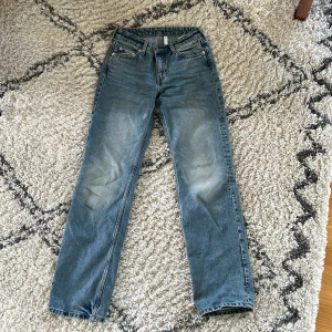 Arrow low jeans  - Säljer dessa super fina jeansen från weekday för att de inte kommer till användning längre!😍😍😍