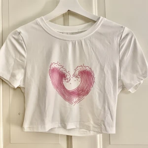Babytee - En vit baby tee till dam i färgen vit och rosa i storlek M 