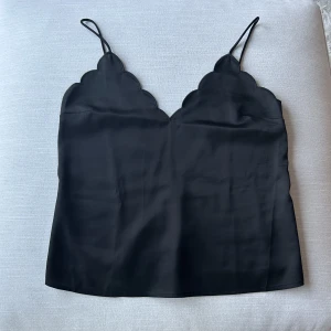 Svart blus - Strl XS. Knappt använd. Bra skick.