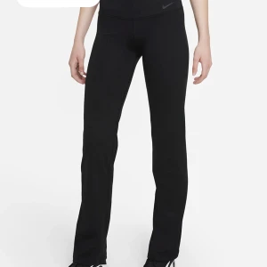 Nike utsvängda  - Köpa för 3 veckor sen. Endast använda två gånger. Sitter super snyggt. Formar sig efter kroppen. Ordinarie pris 629kr.