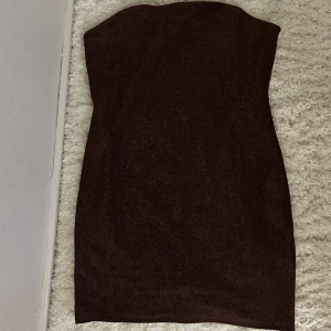Bandeu klänning! - Bandeuklänning i glittrig brun färg, strl S! I nyskick 