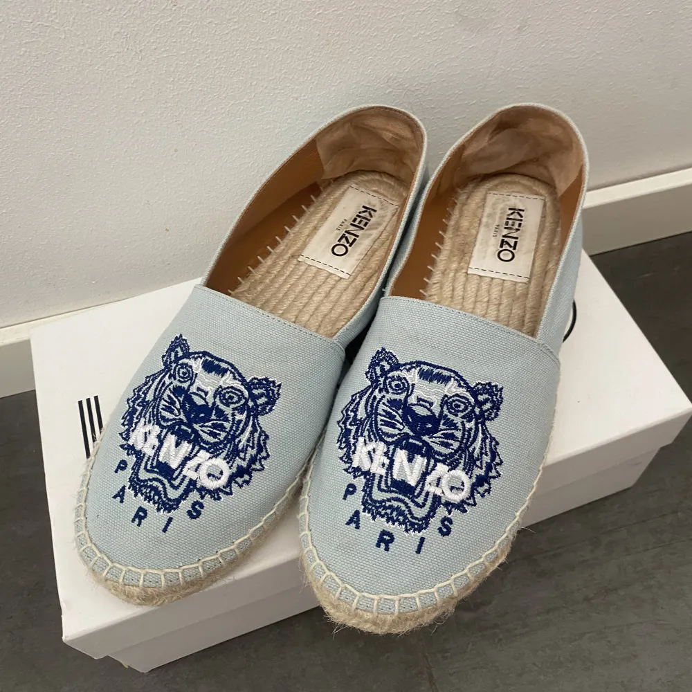 Super söta kenzo skor! Perfekta nu till sommaren, använda få gånger. Ny pris 1 800 kr💙. Skor.