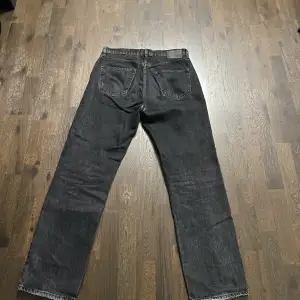 Svart/Gråa jeans från lager 157. Storlek 32/32 straightfit/regularfit. Har dock ett litet hål i undersidan. Säljer då dom inte passar i midjan.