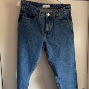 Byxor  - Blåa jeans i stl 28/32 från Cubus. 