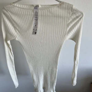 Intimissimi tröja - Oanvänd ribbad vit intimissemi tröja, säljer då den aldrig har kommit till användning💗