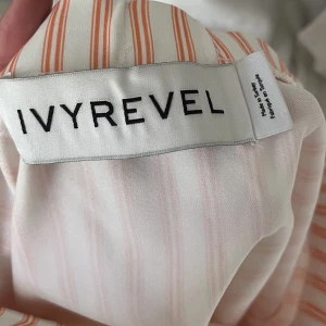 Randig kjol - Orange randig kjol i nyskick. Använt fåtal gånger. Fråga om ni vill ha fler bilder🤍