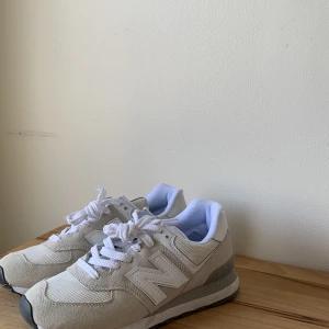 New balance 574 - Köpte dem här skorna online men dem var tyvärr för små. Har använts 1 gång och är i nyskick. Snygga skor som passar till nästan allt🥰    Pris kan diskuteras och DM för fler bilder/frågor. Handlaren står för frakt.  
