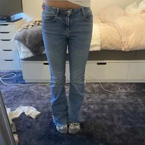 Low waist bootcut jeans  - Lågmidjade bootcut jeans med snygg detalj längst ner, köpta på zara.🩵 storlek 34 men passar mig som ofta har 36 oxå! inga tecken på användning👍🏼