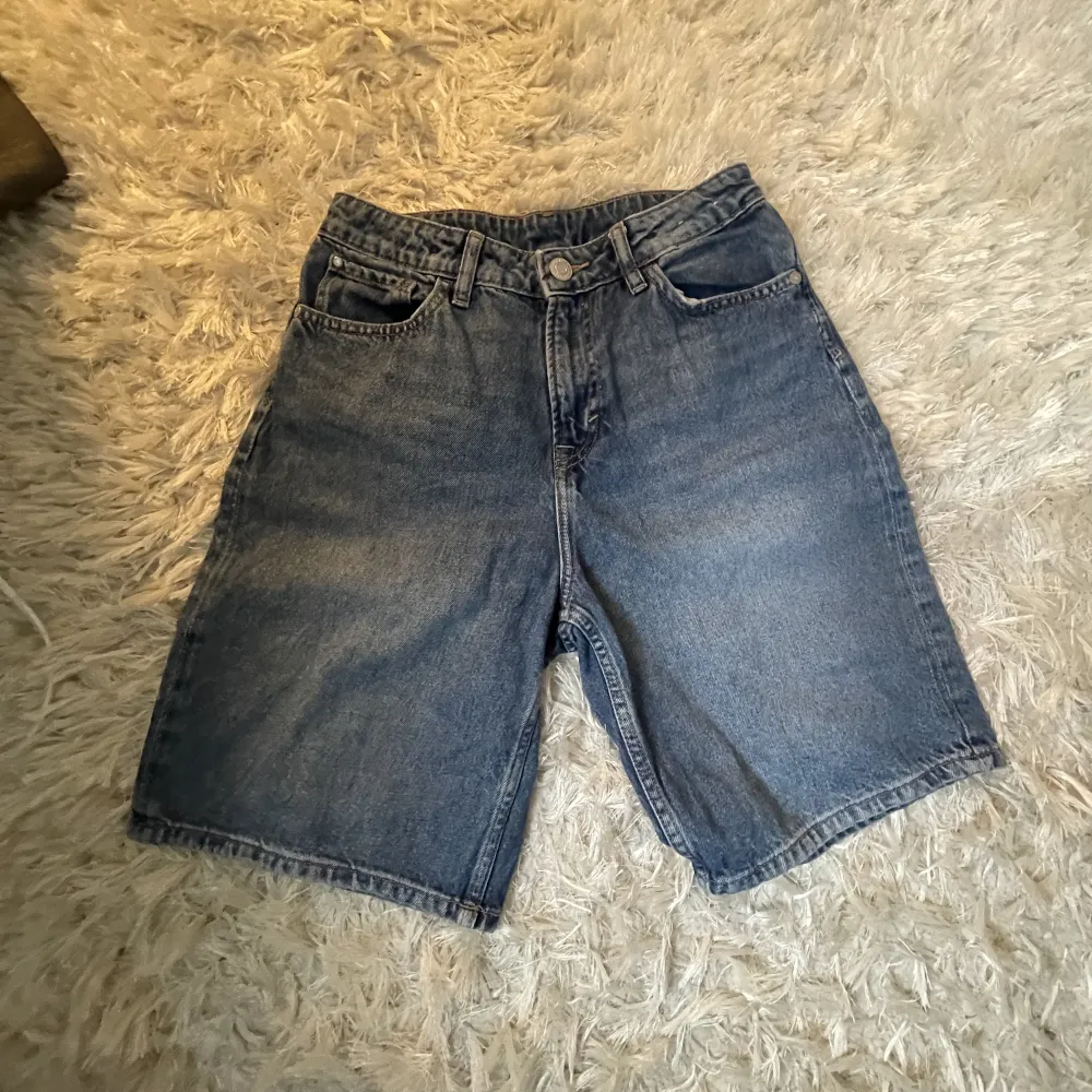 Säljer mina jeans shorts från hm eftersom dem inte kommer till användning skick 10/10. Shorts.