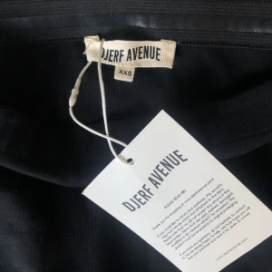 Tubklänning  - Kort tubklänning från djerf Avenue i stl xxs. Aldrig använd.