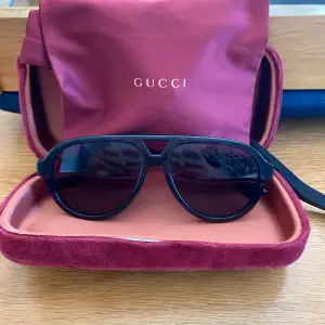 Säljer dessa Gucci solglasögon Skick 9/10  Ända felet är fodralet som är lite buckligt men glasögonen är i dunder skick!