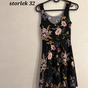 Blommig sommarklänning - Härlig sommarklänning som tyvärr har blivit för liten för mig. Väldigt skön och fin. Har haft den till vardags men även på fest. 