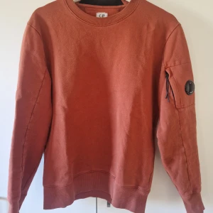 CP Company - Säljer en jättefin CP Company tröja i storlek small. Skriv för frågor :)
