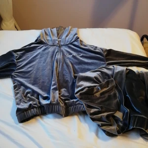 Glansigt set  - Set från hm. Väldigt glansigt men tunt material. Är Blanding av blå och grå