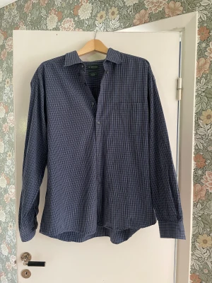Skjorta  - Skjorta i storlek L-Xl. Grymt skick och perfekt för sommaren. Säljer pga för stor.