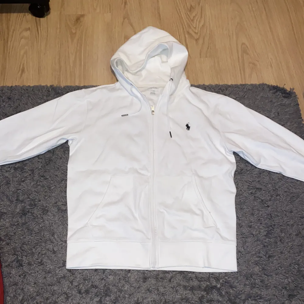 Vit Ralph lauren tracksuit top i vit. Använd få gånger och väldigt bra skick. . Hoodies.