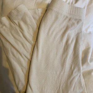 Beige kjol  - Beige kjol köpt för nått år sen. Rensar garderoben så säljs billigt 