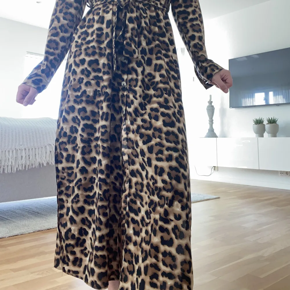 Långklänning i leopard mönster köpt på house of Belle. Klänningen är endast använd ett fåtal gånger.. Klänningar.