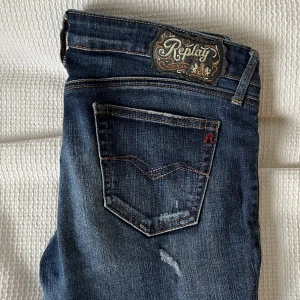 Lågmidjade replay jeans - Säljer dessa lågmidjade replay jeansen i fint skick då dom tyvärr är för små för mig. Midjemått 38 cm rakt över och innerbenslängden 82 cm. Skriv privat för fler bilder 🫶🏽🫶🏽🫶🏽🫶🏽