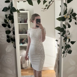 Studentklänning/vanlig klänning Nelly  - Säljer nu min jättefina studentklänning i storlek xs från Nelly, som är använd endast en gång! ✨🌸 Tyget är spets och har öppen rygg där bak.  Man kan sjävklart använda den till annat, som bröllop tex. Skriv för fler bilder med klänningen på! 