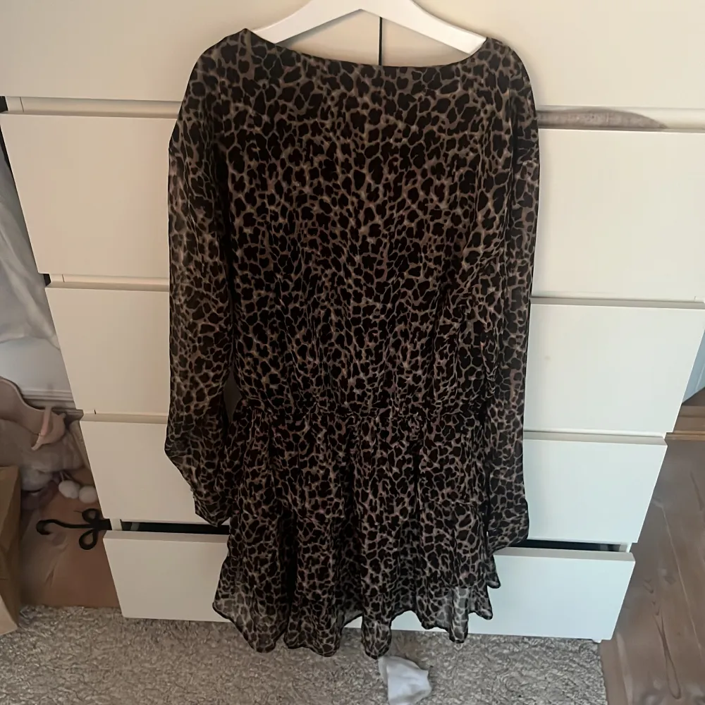 Super snygg och cool leopard klänning från Gina tricot som ja köpte förra sommaren!  Är perfekt för sommaren då den är i tunnare tyg som man kan se på sista bilden!  Nypris 699 kr, mitt pris är 299 kr ! Pris kan diskuteras!. Klänningar.