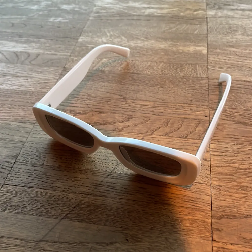 Vita solglasögon från H&M, aldrig använda.. Accessoarer.