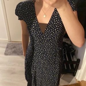 Brand melville klänning  - Helt slusåld och köpte i Sverige för 1 år sedan men har använt en gång på skolavslutning 