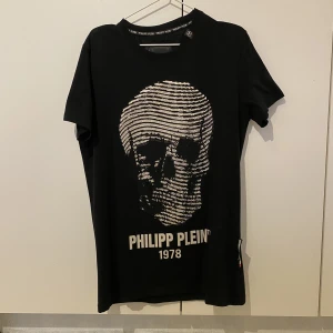 Philipp Plein PP508, T-Shirt - Äkta Philipp Plein T-Shirt, i storlek XL. Lyxiga swarovski-stenar  både svart och silver. Om mer bilder önskas kan detta erbjudas. QR finns i tröjan som dessutom matchar taggen. Inga större tecken på användning. Nypris ~ 8700kr / Mitt pris 4930kr 