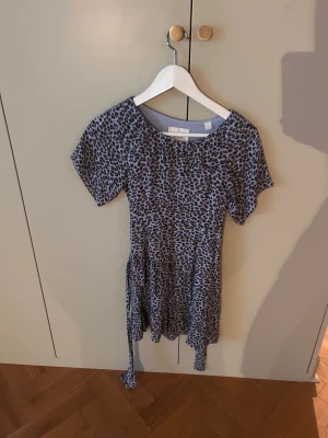 Coyotes de Paris  - Jätte fin oanvänd klänning , 10 år .  Nypris ca 1500 kr.  