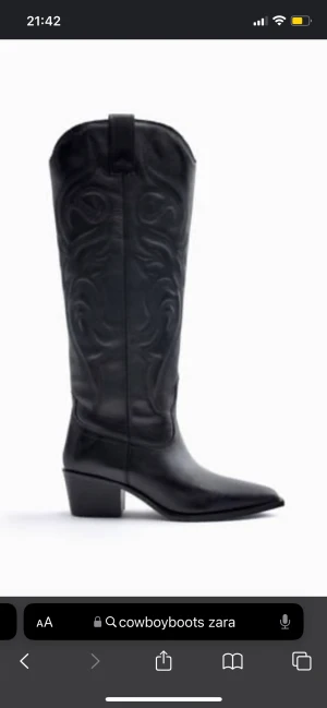 Cowboyboots - Ett par svarta cowboyboots i imitationsläder. Använda en gång, säljer på grund av att de inte kommer till användning helt enkelt❤️