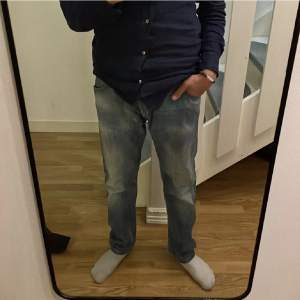 Ett par diesel jeans i färgen ljusblå perfekta till sommaren då det är en ljusare nyans av blå dessa är vintage då dem inte längre fins å köpa inköpspris 1100 mitt pris 400. Dessa jeans är också gjorda i Italien.Köparen står för frakt😁