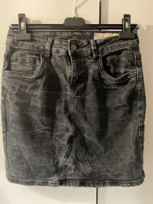 Svart jeanskjol  - Säljer pga för liten En jeanskjol med svart urtvättad färg