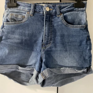 Jeansshorts  - Säljer dessa jeansshorts så jag inte använder dom längre 